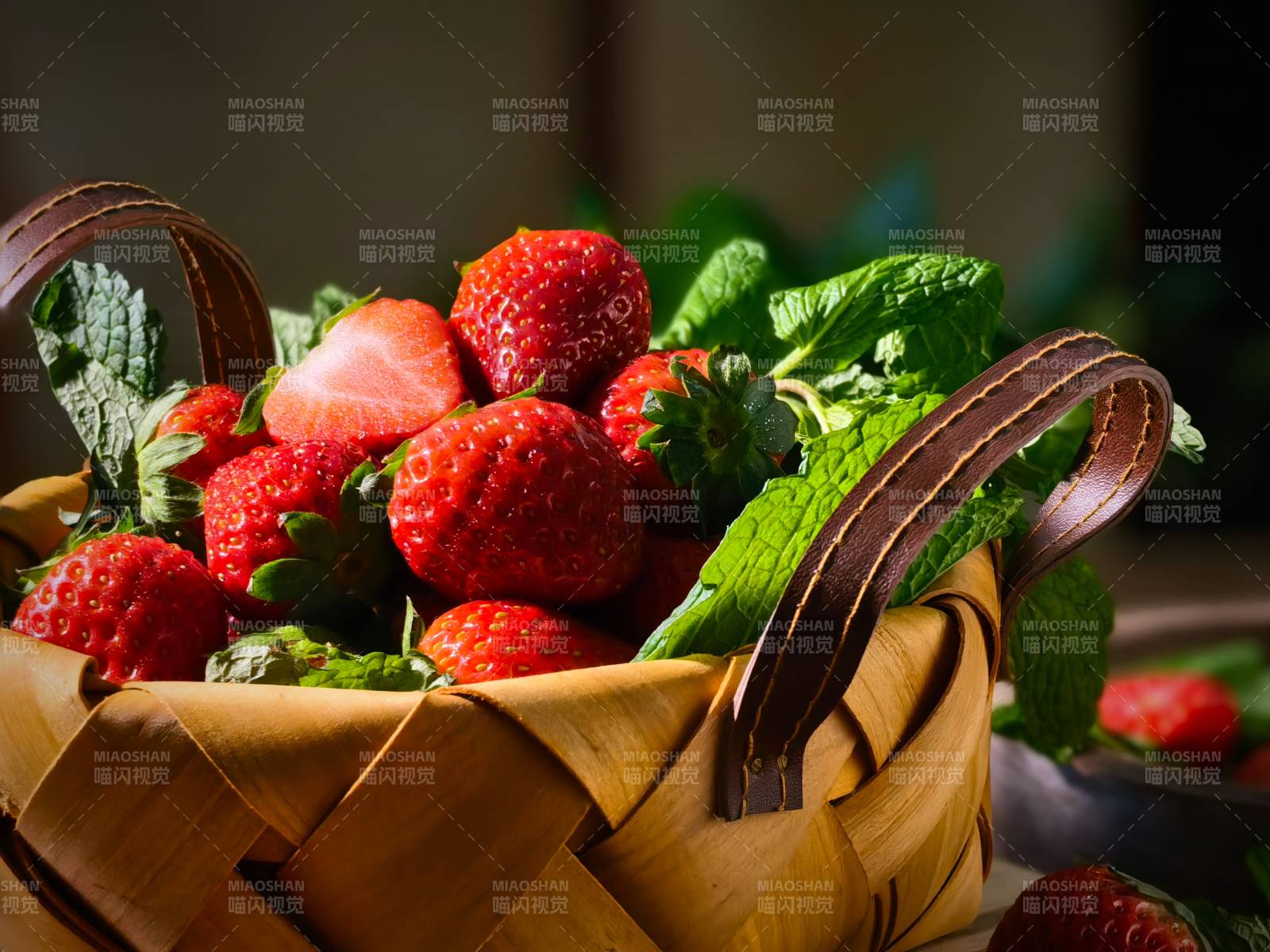 鲜红草莓满篮香