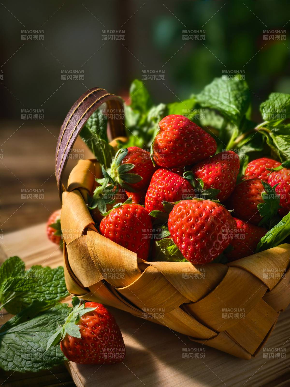 鲜红草莓满篮香