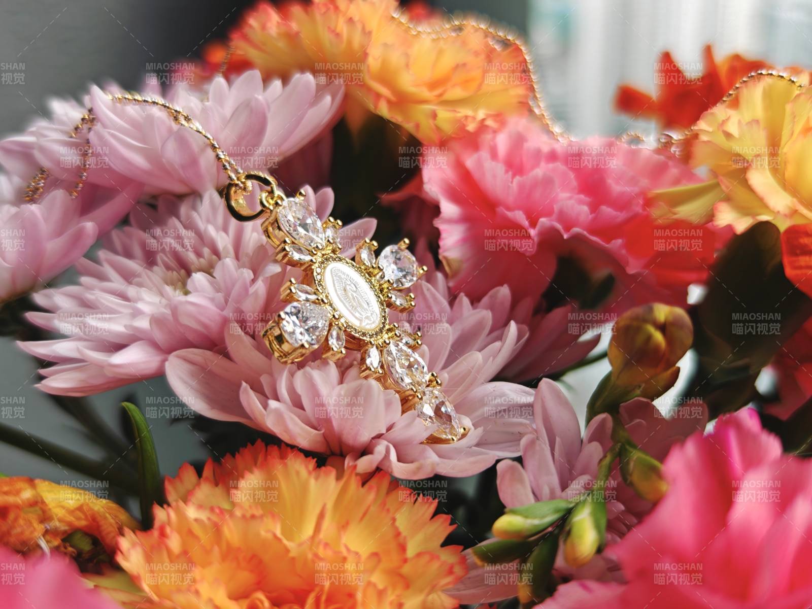 花叢中的十字架吊墜