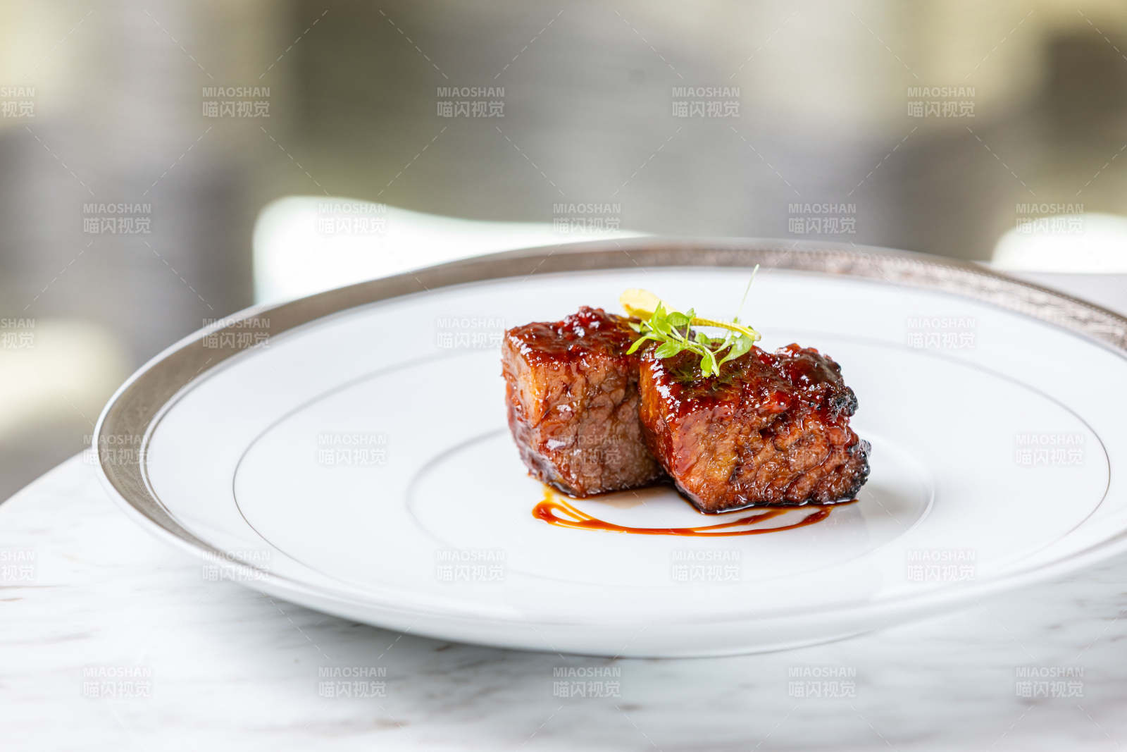 精致烤肉配酱汁