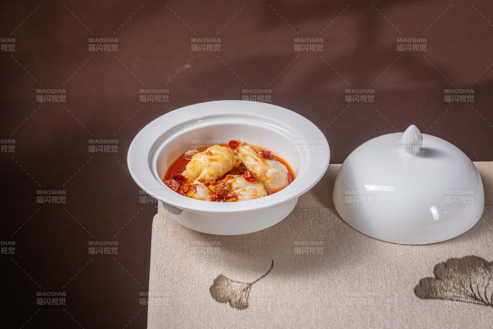 红烧鱼块配汤碗