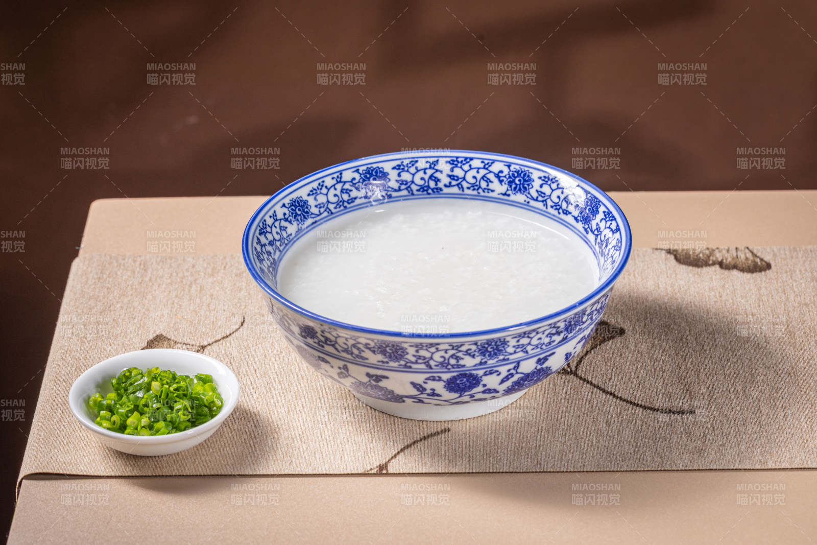 青花瓷碗盛白米粥