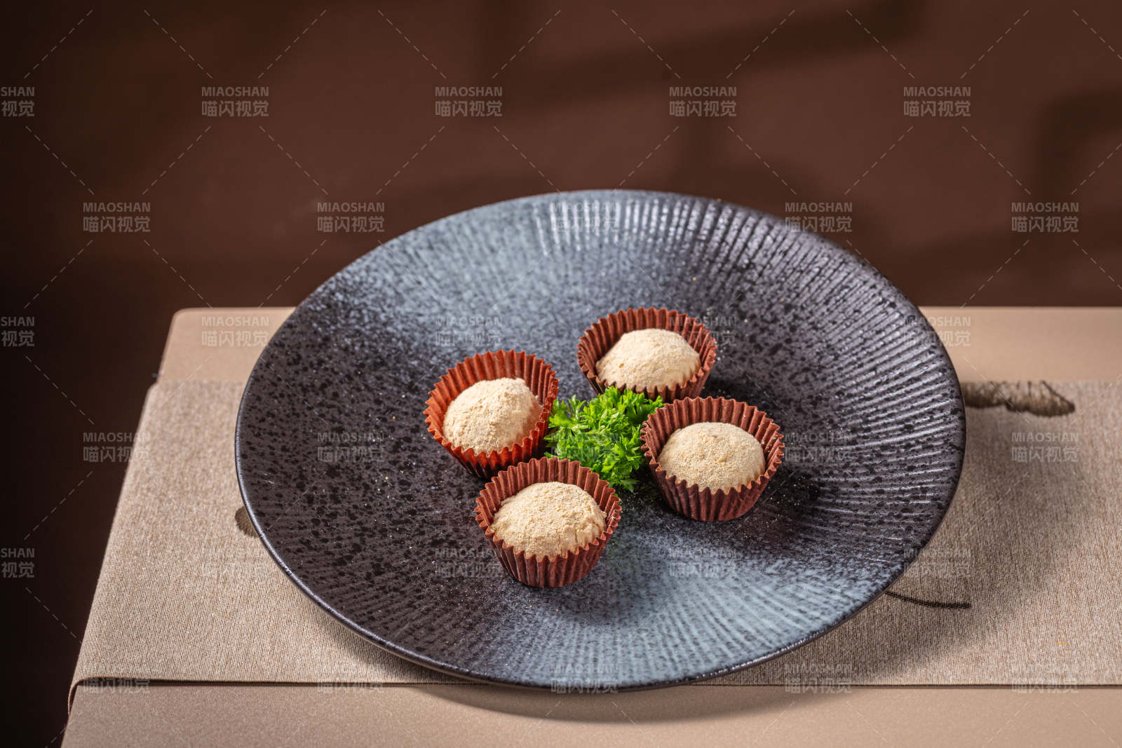 四杯糕点盘中摆