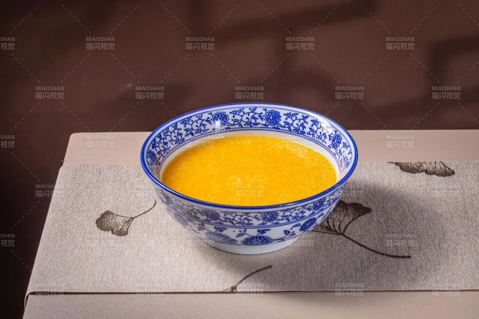 南瓜粥盛于青花碗