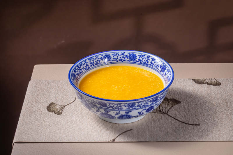 南瓜粥盛于青花碗