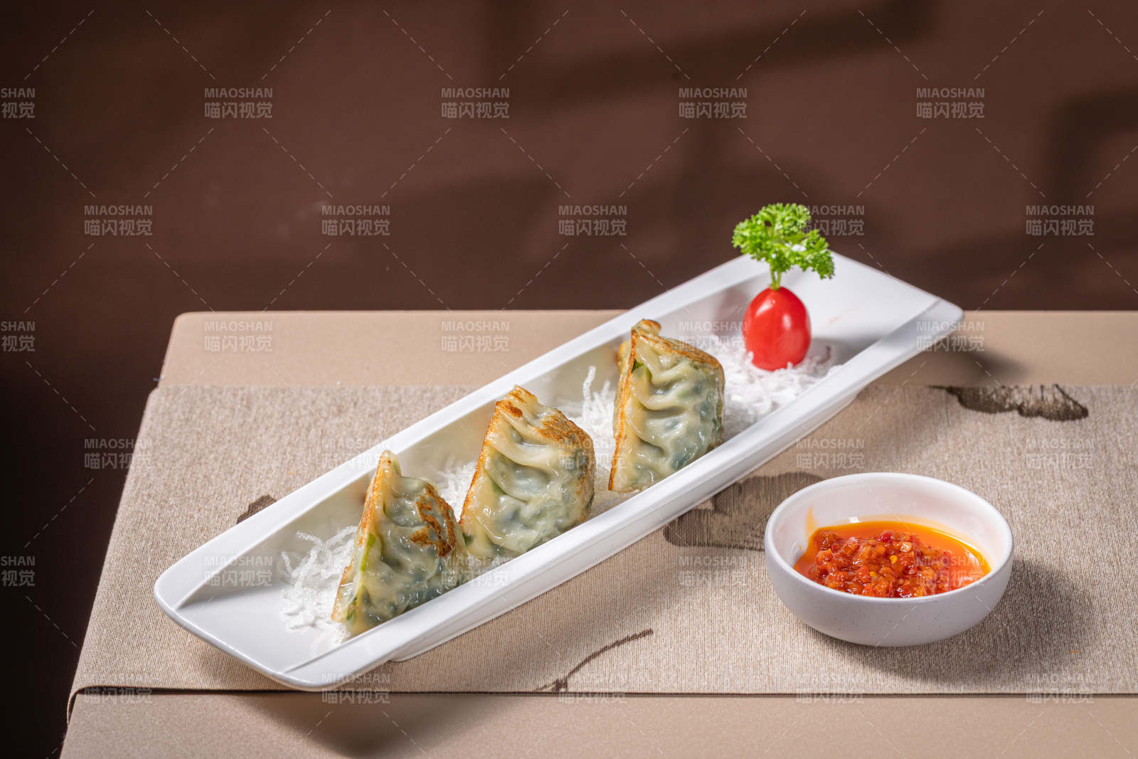 美味煎饺配辣酱