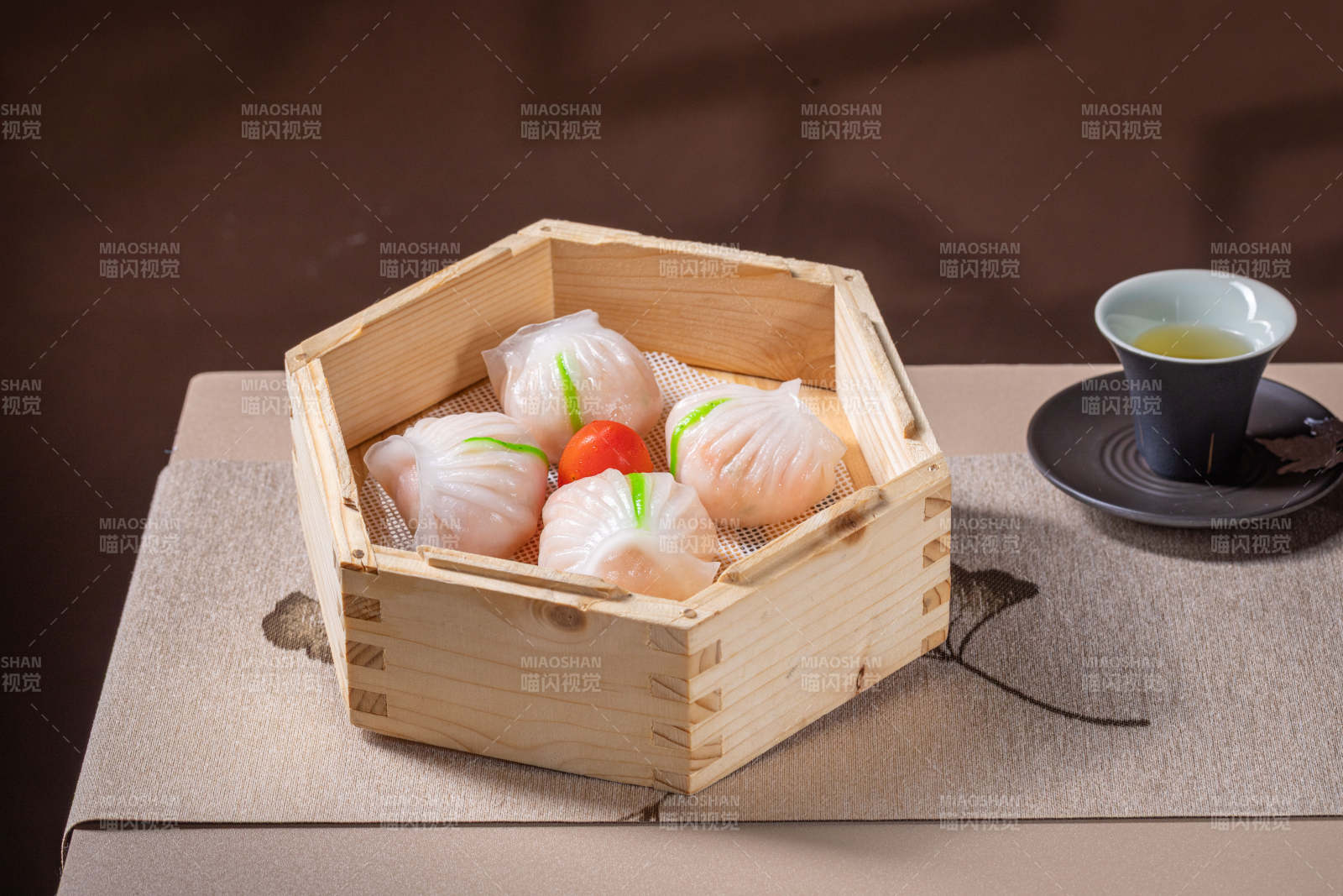 蒸笼里的美味虾饺