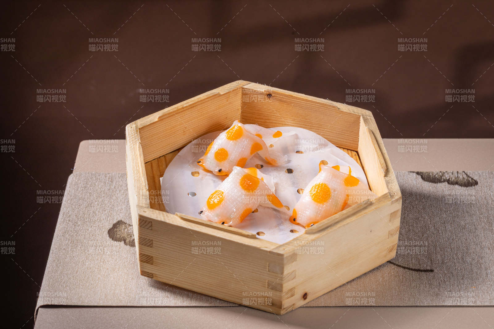 木盒中的橙点甜品