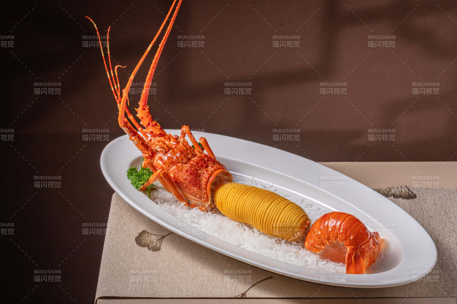 龙虾配玉米与虾尾