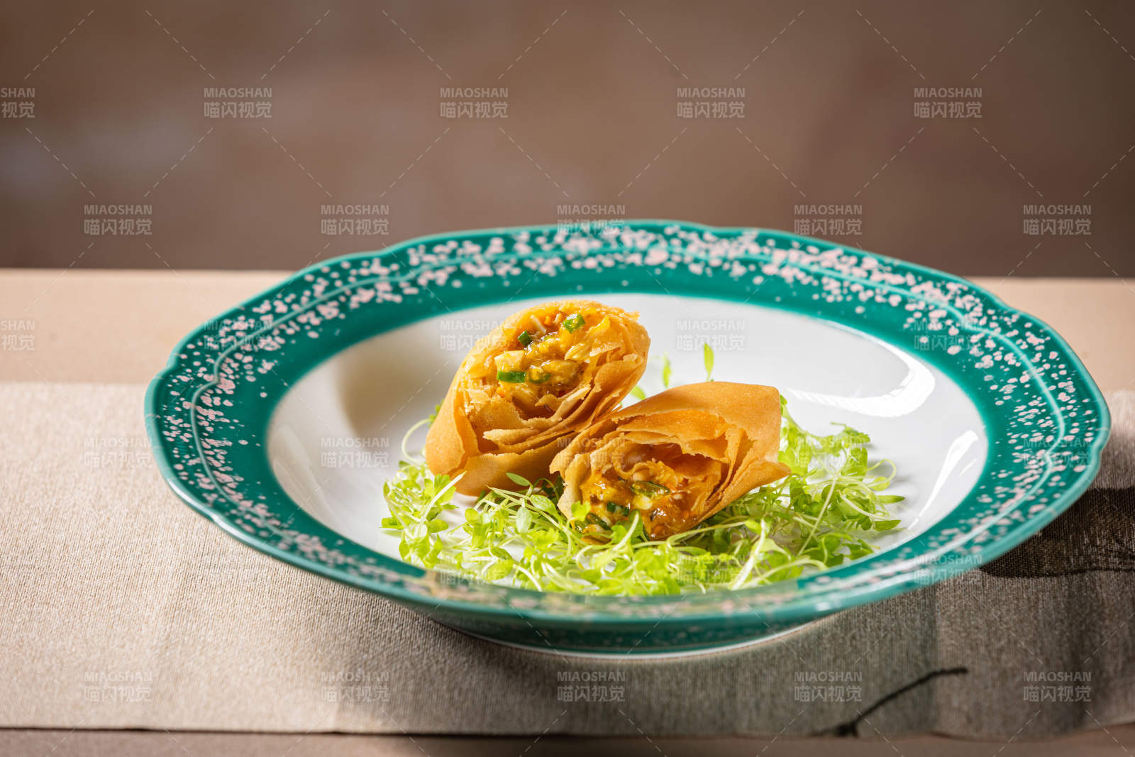 金黃酥卷配香菜