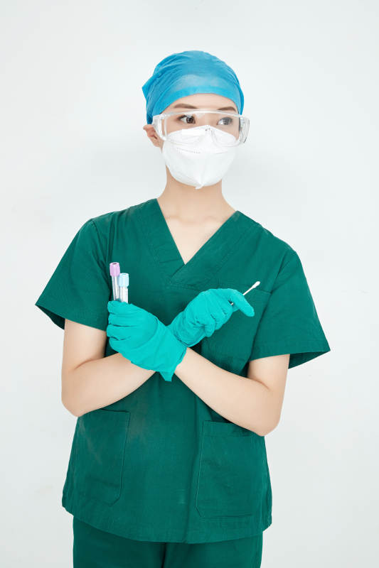 采集病例化驗檢測樣本的外科手術醫生