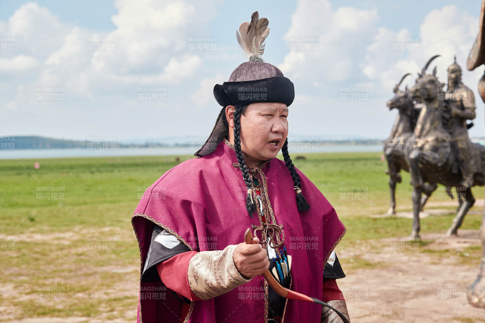 草原那达慕大会上的蒙古弓箭手