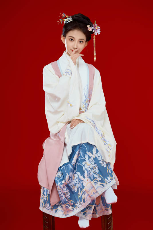 红色背景下穿着中国明朝明制汉服服饰的少女