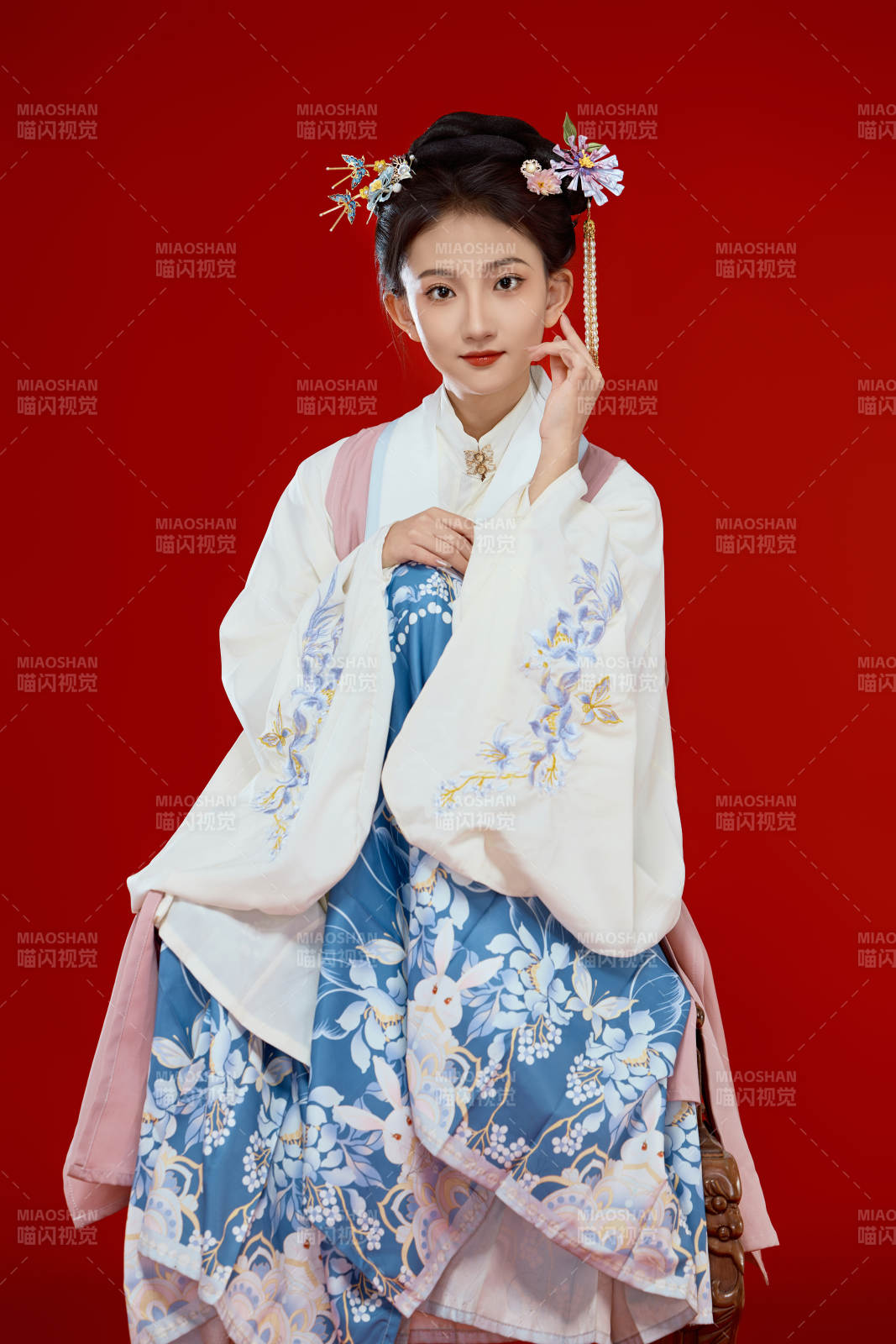 红色背景下穿着中国明朝明制汉服服饰的少女