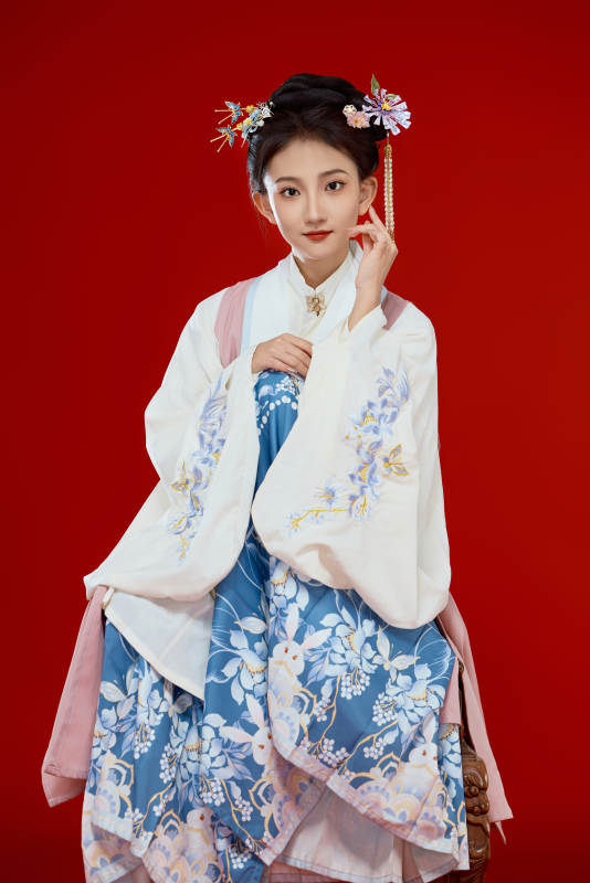 红色背景下穿着中国明朝明制汉服服饰的少女