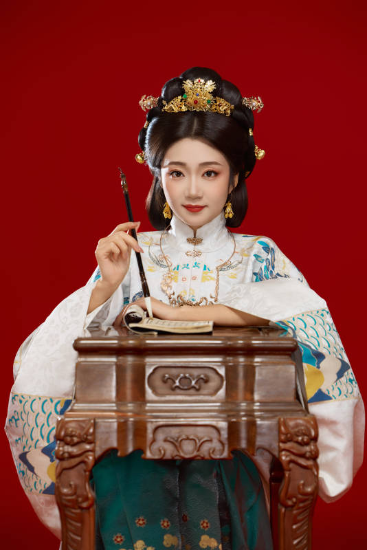 身穿明制汉服在桌前学习传统文化的中国美女