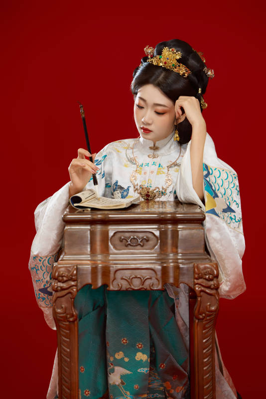 身穿明制汉服在桌前学习传统文化的中国美女