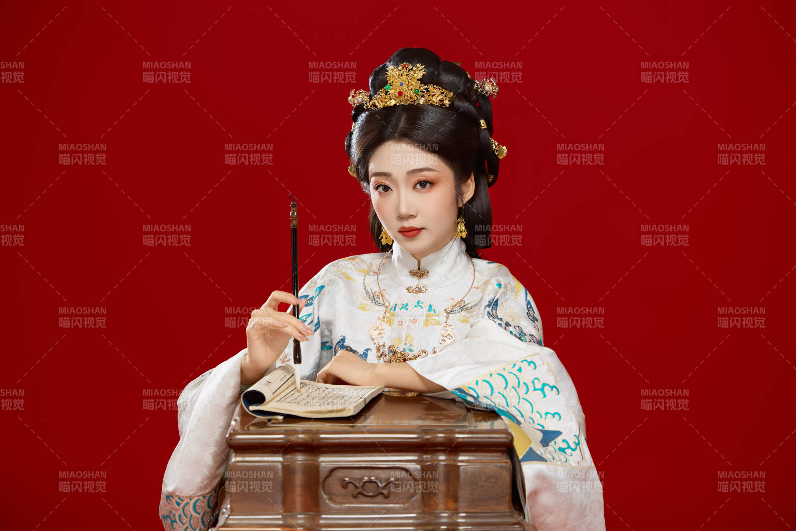 身穿明制漢服在桌前學習傳統文化的中國美女