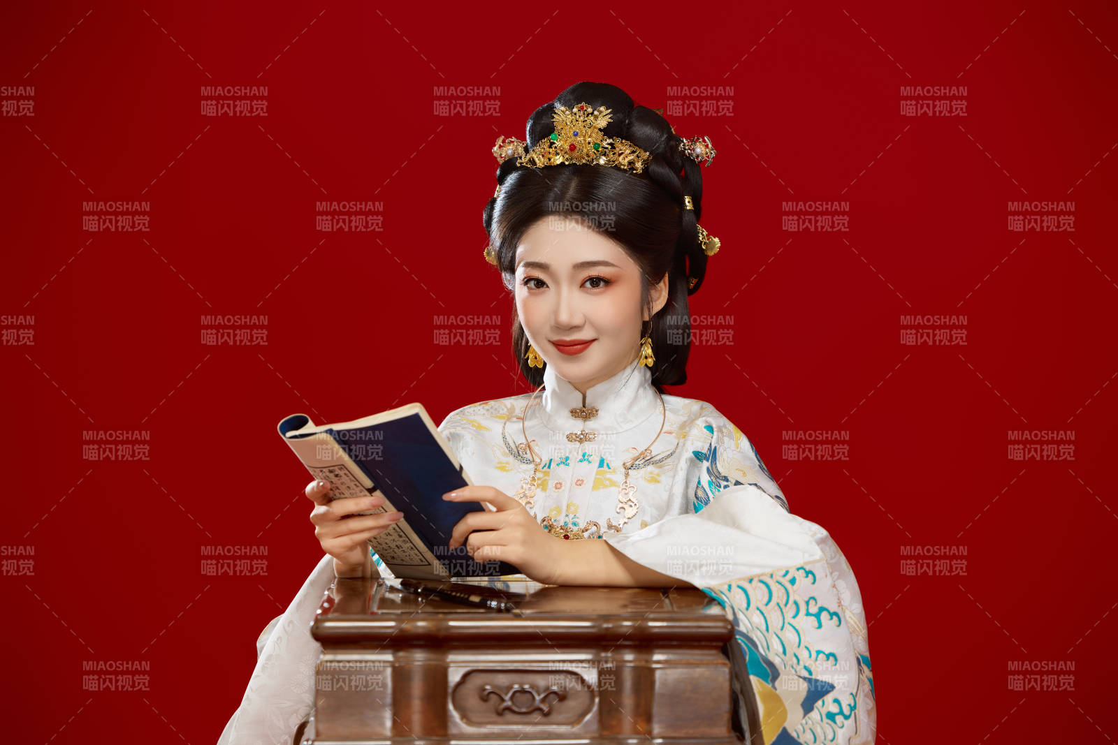 身穿明制漢服在桌前學(xué)習(xí)傳統(tǒng)文化的中國美女