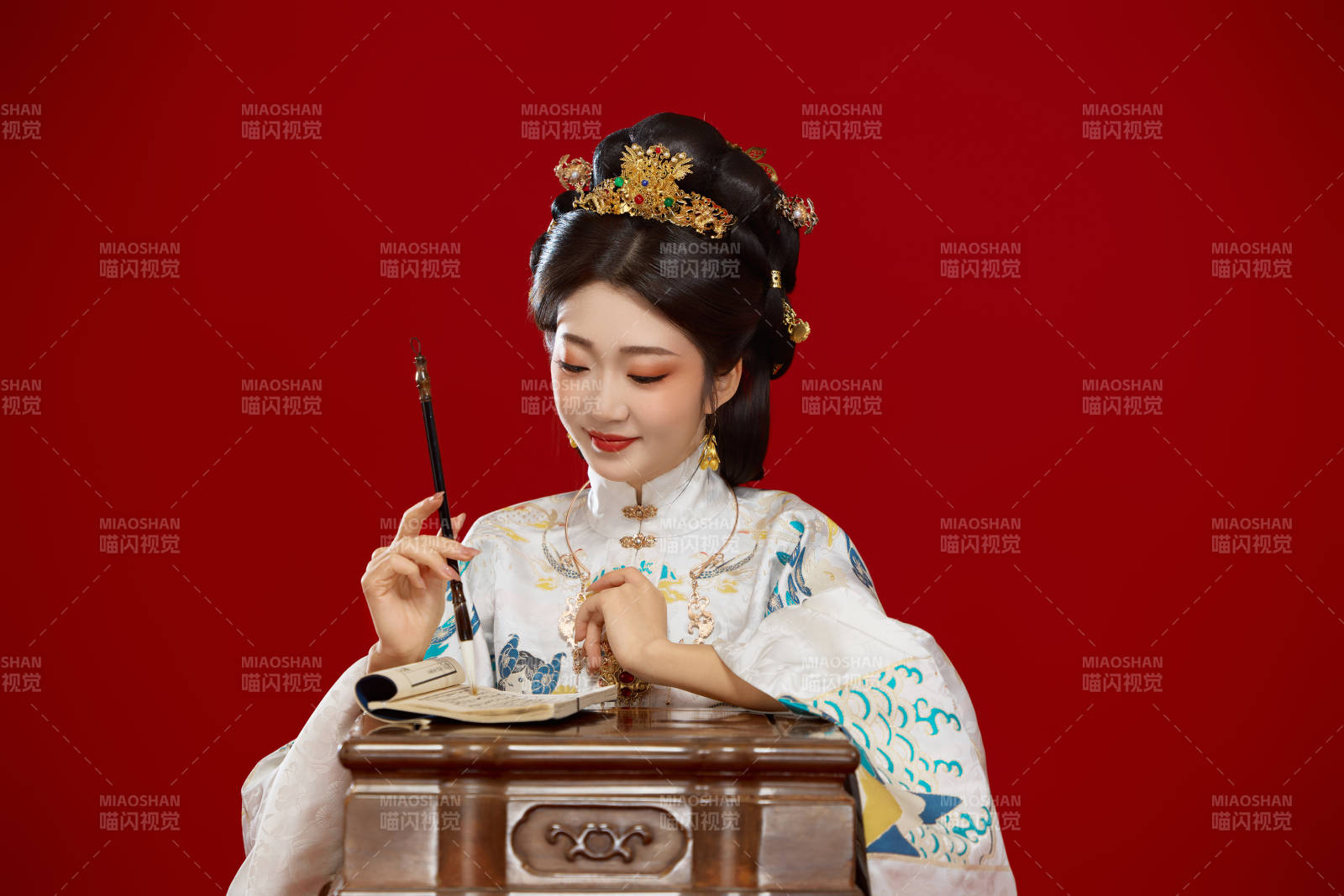 身穿明制漢服在桌前學習傳統(tǒng)文化的中國美女