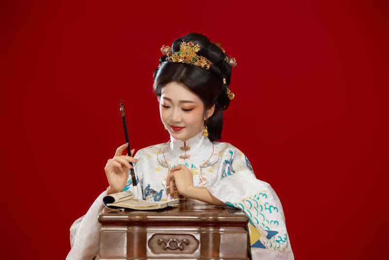身穿明制汉服在桌前学习传统文化的中国美女