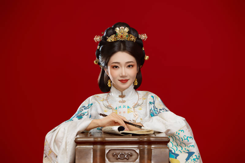 身穿明制汉服在桌前学习传统文化的中国美女