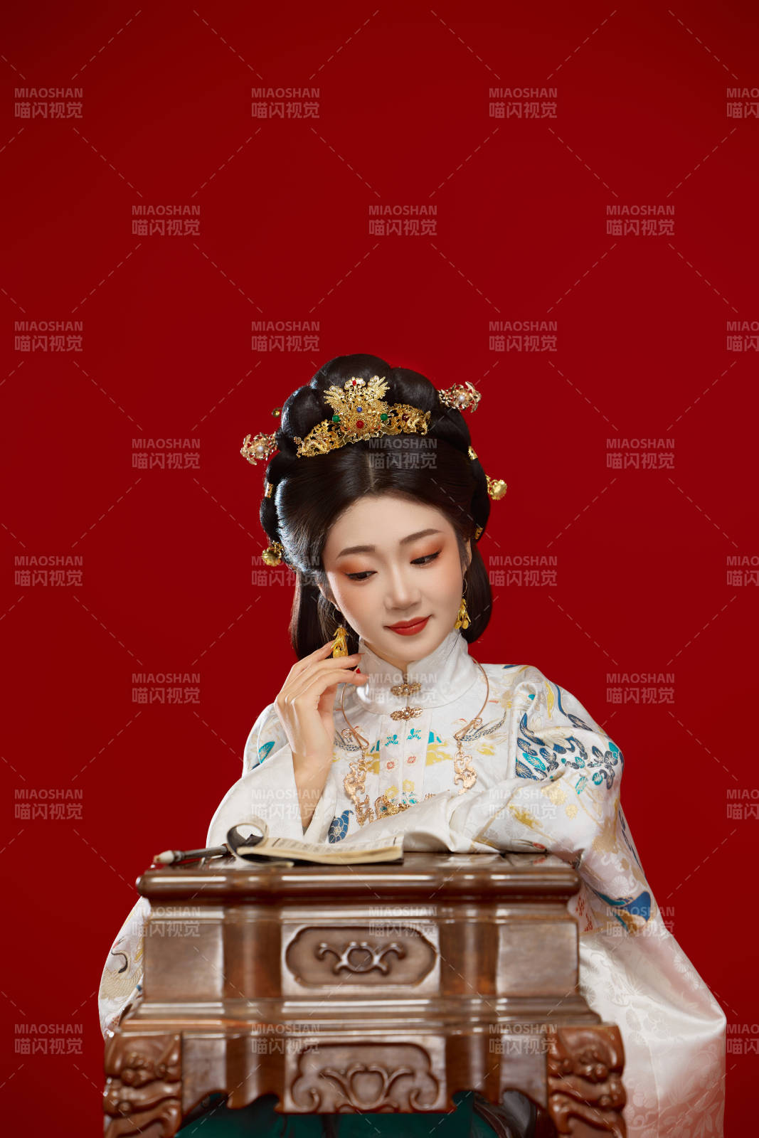 身穿明制汉服在桌前学习传统文化的中国美女