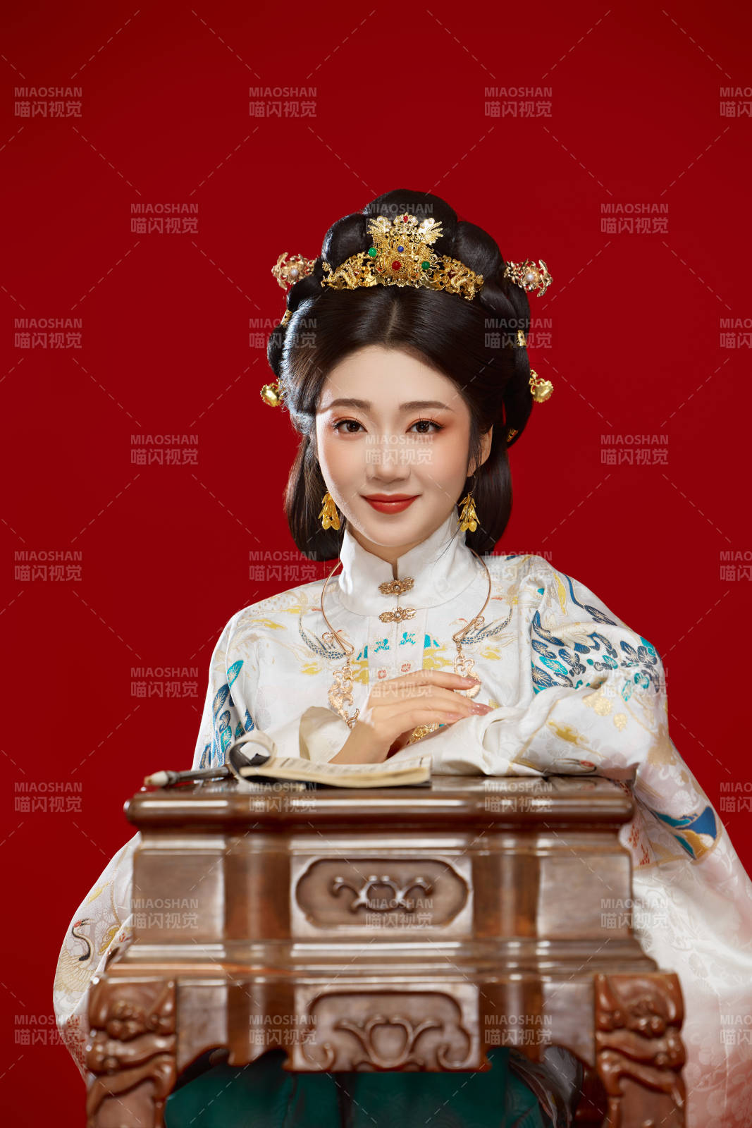 身穿明制汉服在桌前学习传统文化的中国美女