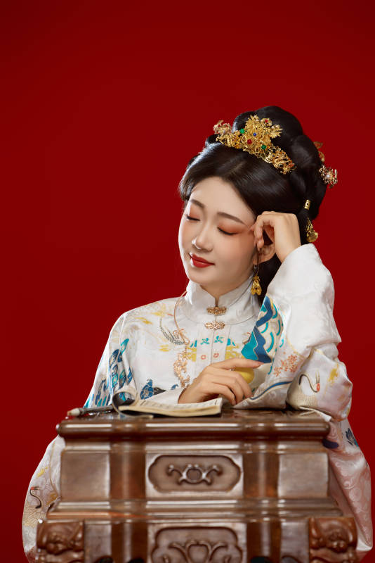 身穿明制汉服在桌前学习传统文化的中国美女