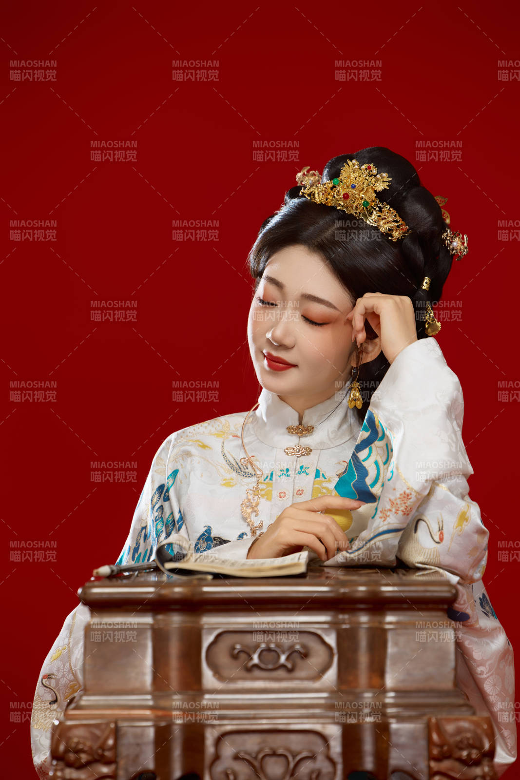 身穿明制汉服在桌前学习传统文化的中国美女