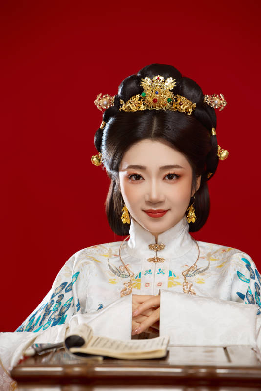 身穿明制汉服在桌前学习传统文化的中国美女