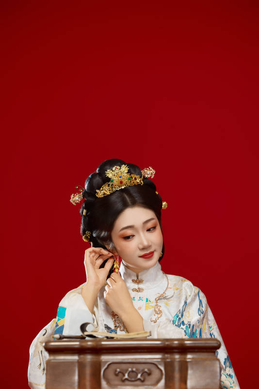 红色背景下穿着中国明朝明制汉服服饰的少女