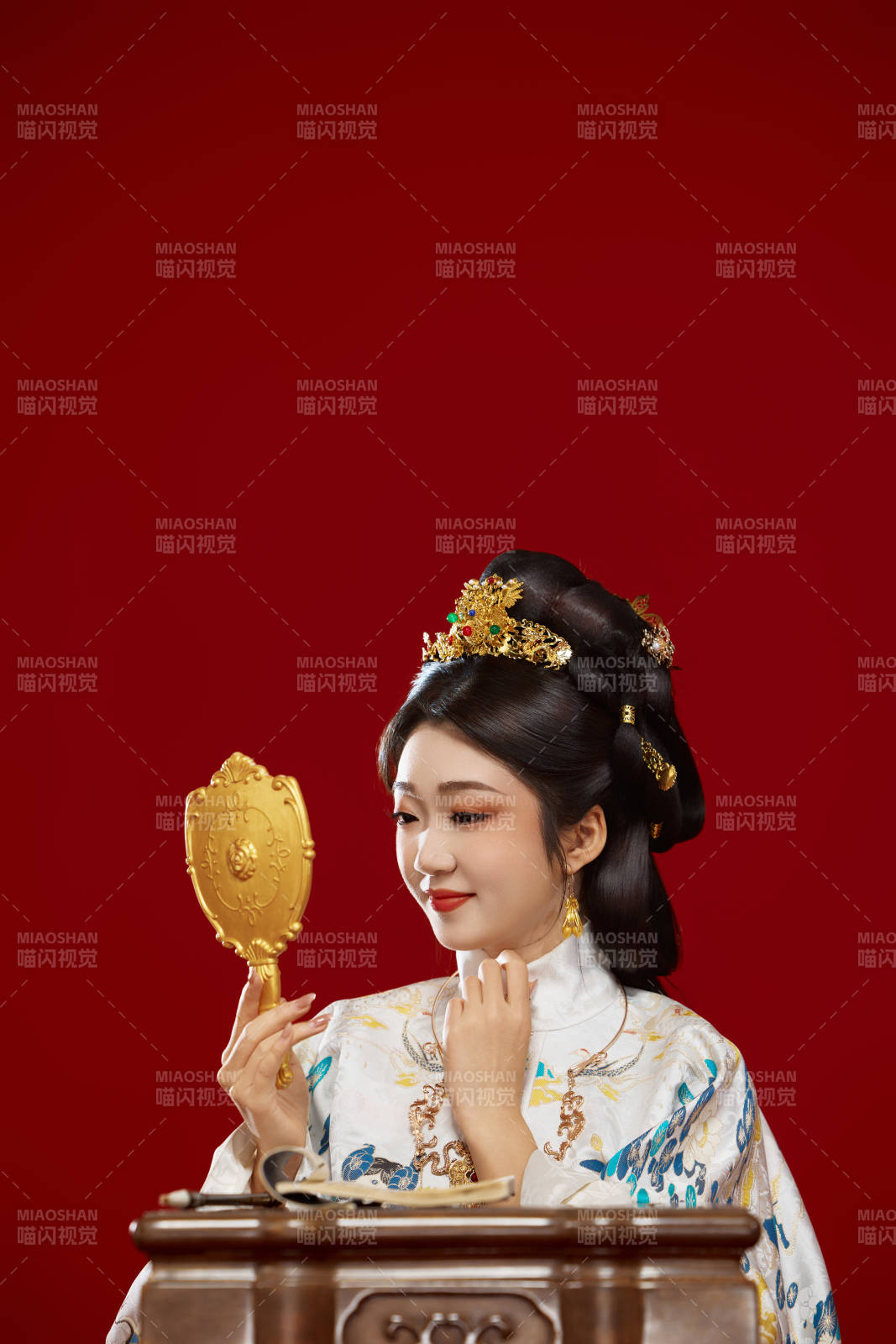 红色背景下穿着中国明朝明制汉服服饰的少女