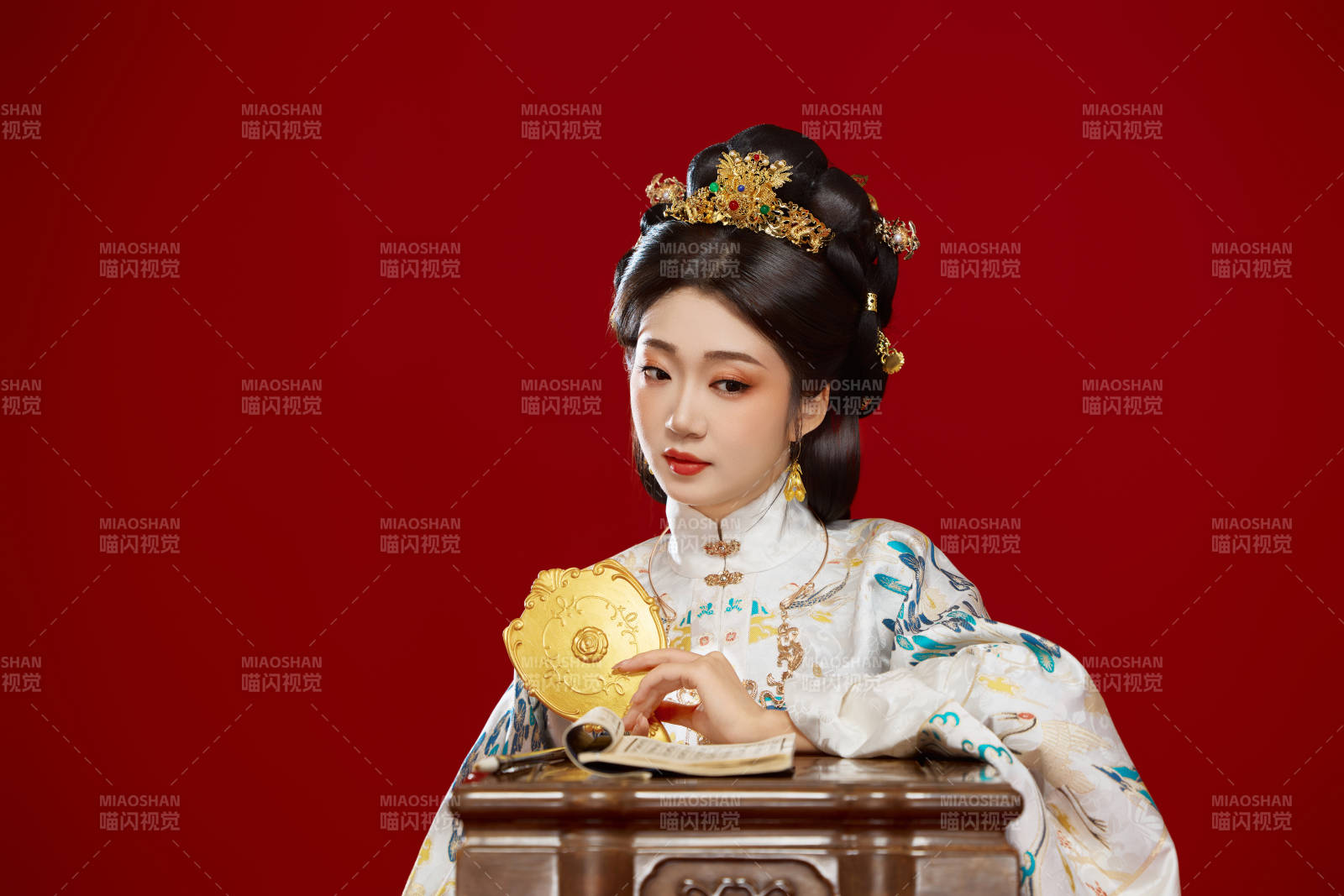 红色背景下穿着中国明朝明制汉服服饰的少女图片