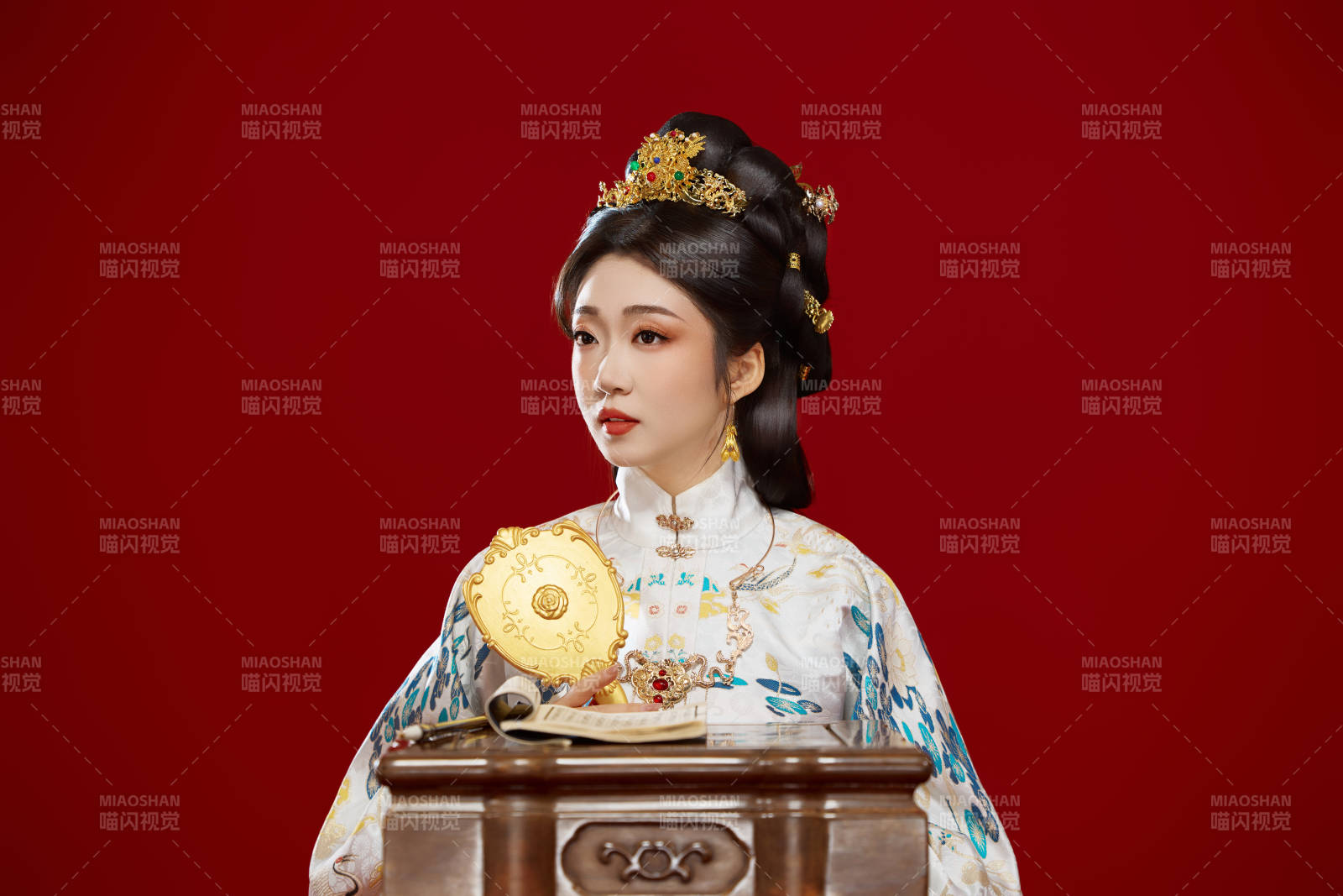 红色背景下穿着中国明朝明制汉服服饰的少女