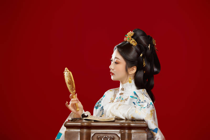 红色背景下穿着中国明朝明制汉服服饰的少女