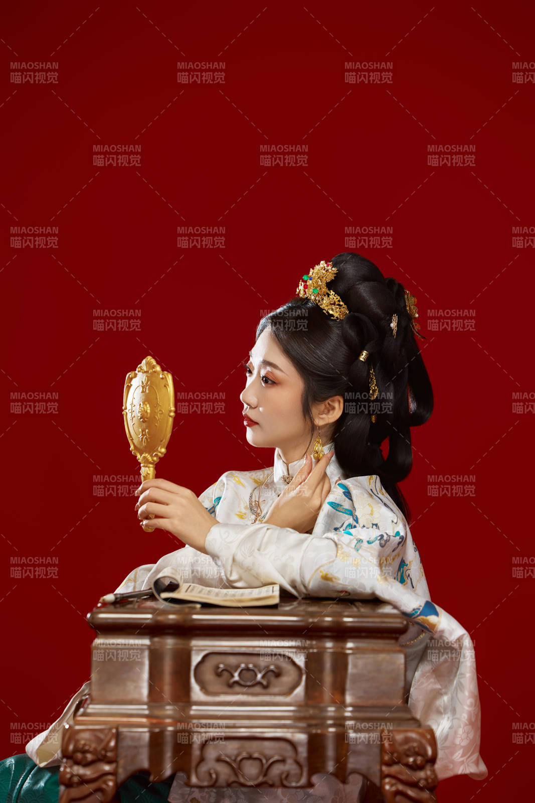 红色背景下穿着中国明朝明制汉服服饰的少女