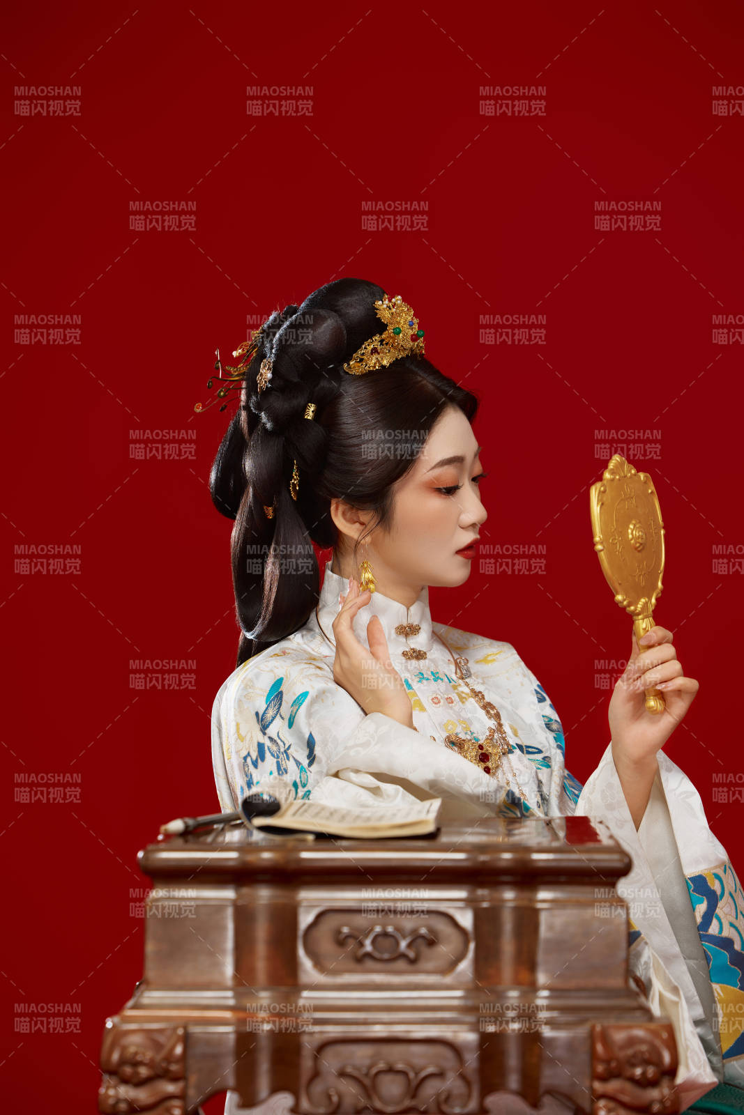 红色背景下穿着中国明朝明制汉服服饰的少女