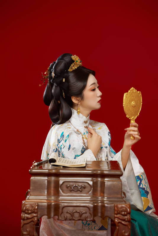 红色背景下穿着中国明朝明制汉服服饰的少女