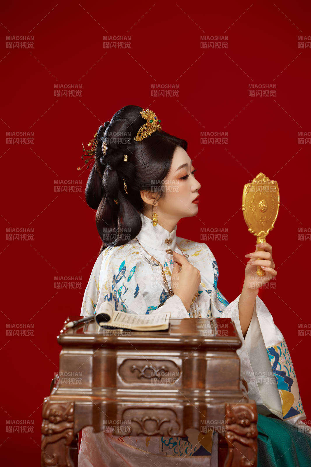 红色背景下穿着中国明朝明制汉服服饰的少女