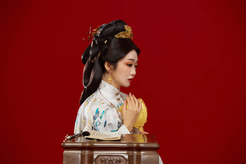 紅色背景下穿著中國(guó)明朝明制漢服服飾的少女