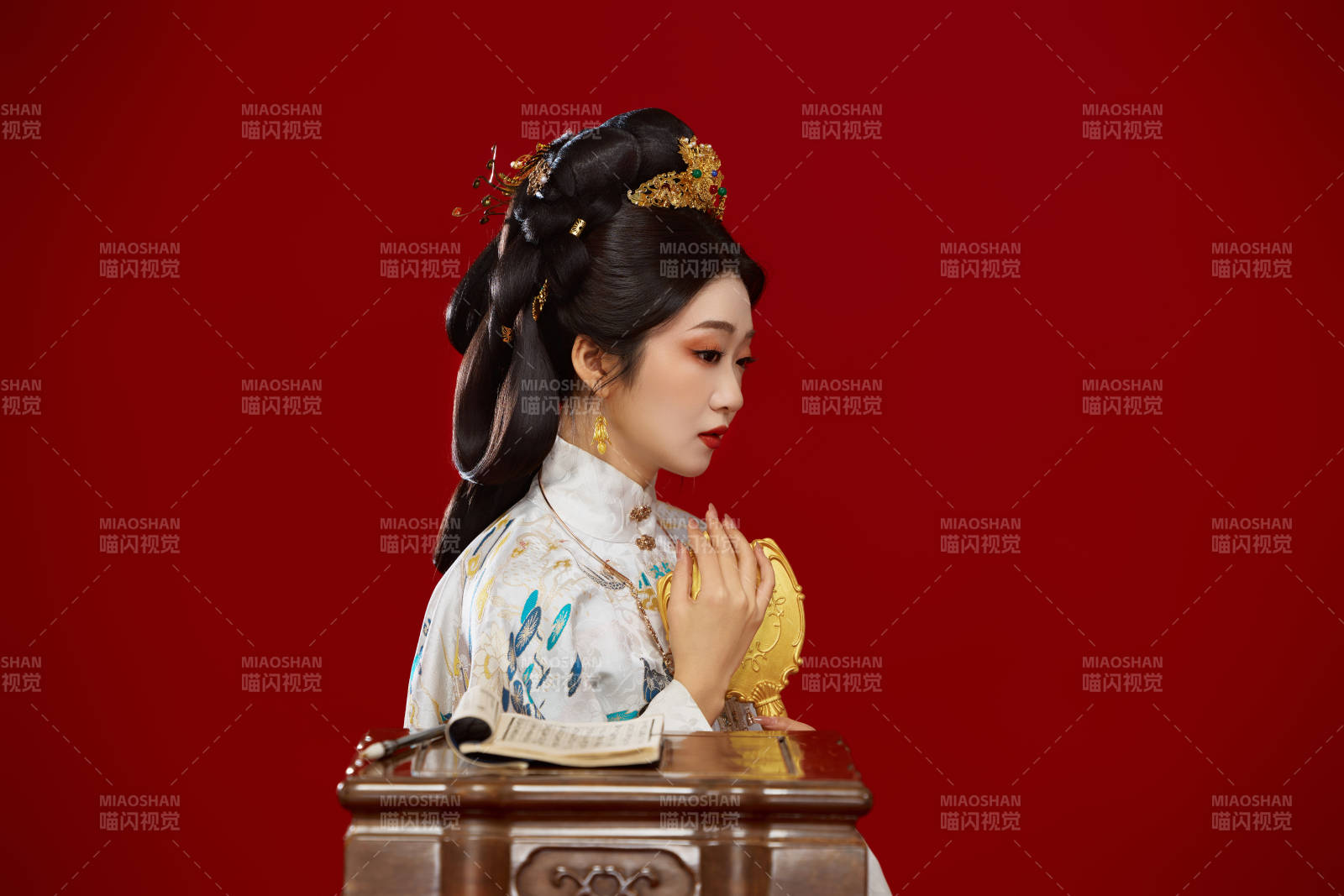 紅色背景下穿著中國明朝明制漢服服飾的少女