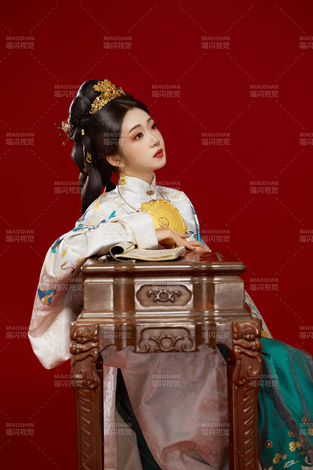 红色背景下穿着中国明朝明制汉服服饰的少女