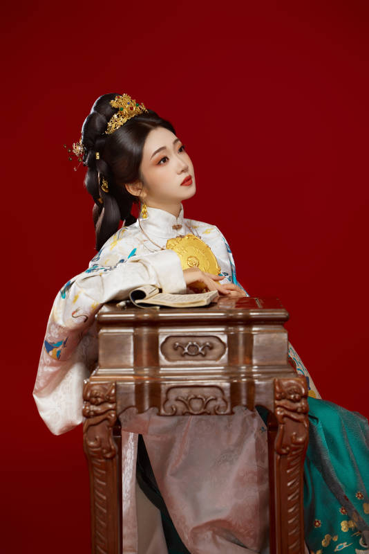 红色背景下穿着中国明朝明制汉服服饰的少女