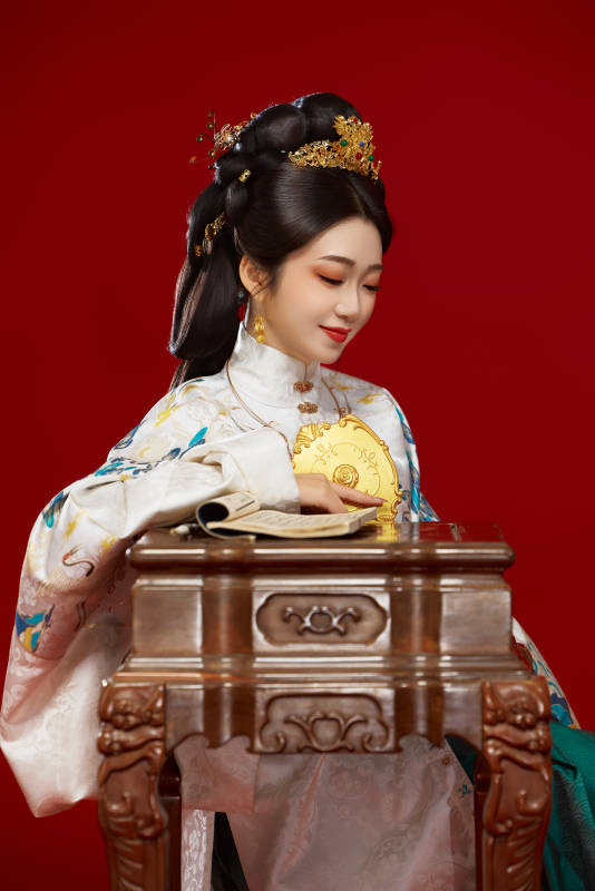 红色背景下穿着中国明朝明制汉服服饰的少女