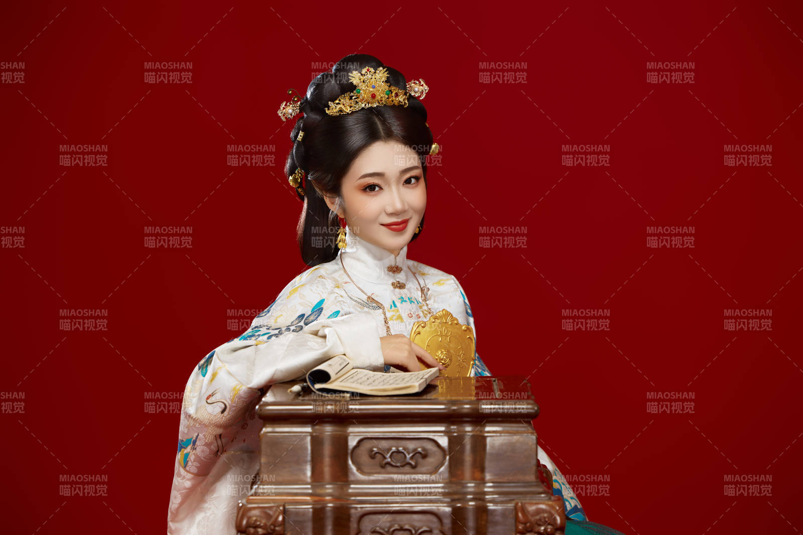 红色背景下穿着中国明朝明制汉服服饰的少女图片