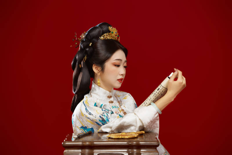 红色背景下穿着中国明朝明制汉服服饰的少女