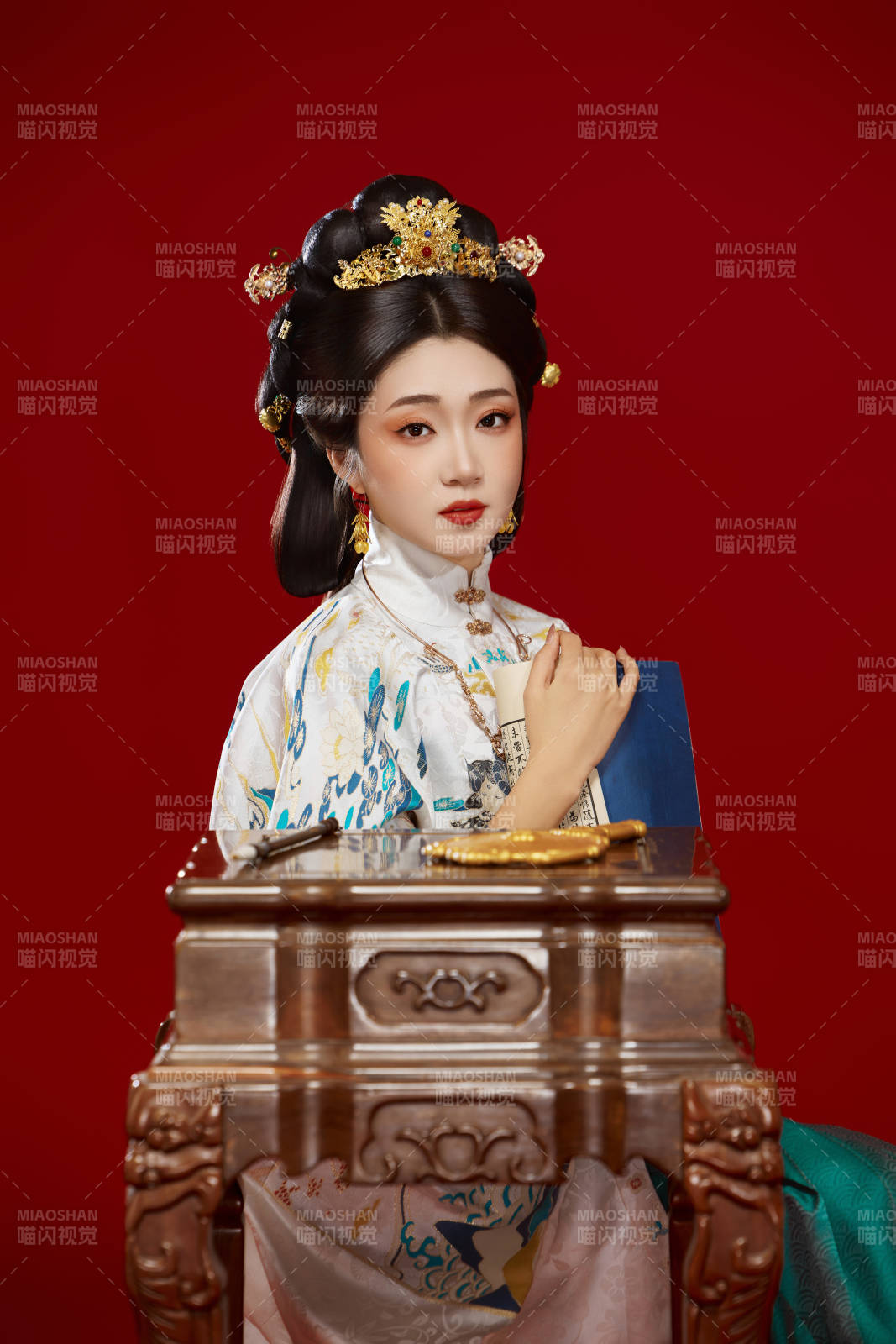 红色背景下穿着中国明朝明制汉服服饰的少女