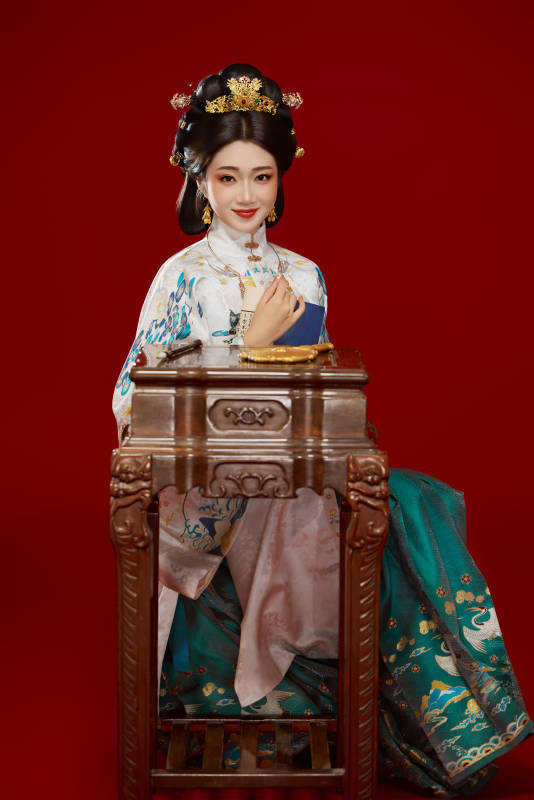 红色背景下穿着中国明朝明制汉服服饰的少女