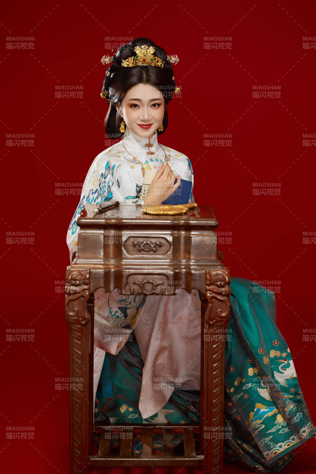 红色背景下穿着中国明朝明制汉服服饰的少女